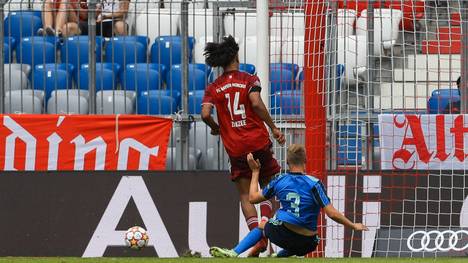 Im Testspiel gegen Ajax ließ sich Joshua Zirzkee kurz vor der gegnerischen Torlinie den Ball noch abluchsen. Sein Trainer will deswegen aber kein Fass aufmachen.