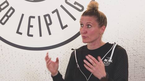 Anja Mittag hat als aktive Spielerin alle Titel im Frauenfußball gewonnen. Jetzt arbeitet sie als Co-Trainerin bei RB Leipzig und schnürt ausgerechnet für Stadtrivalen Chemie Leipzig die Schuhe. 