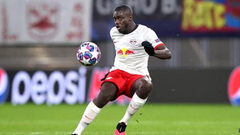 Leipzig-Verteidiger Dayot Upamecano ist ein heiß umworbener Spieler. Nun klärt sein Berater Volker Struth im CHECK24 Doppelpass auf, dass der RB-Verteidiger im Sommer nicht wechseln wird. 