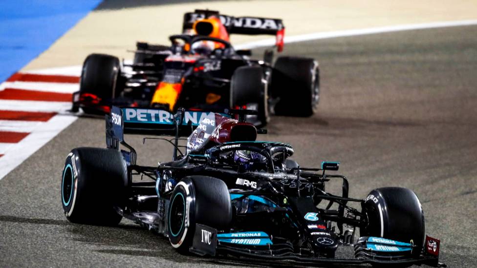 Es war ein spektakulärer Auftakt in die Formel-1-Saison: Weltmeister Lewis Hamilton und Max Verstappen lieferten sich einen engen Fight. Mick Schumachers Debüt endete ernüchternd.