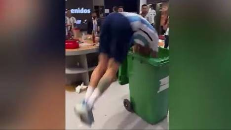 Argentinien ist Weltmeister – und nach dem Spiel brachen bei den Spielern alle Dämme. Im Video sind irre Party-Szenen aus der Kabine nach dem Triumph zu sehen. 