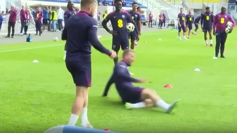 Am Dienstag hatte das Stadion in Jena hohen Besuch: Die englische Nationalmannschaft. Mittendrin Bayern-Star Harry Kane der für seine Fans direkt am Ball zauberte. 