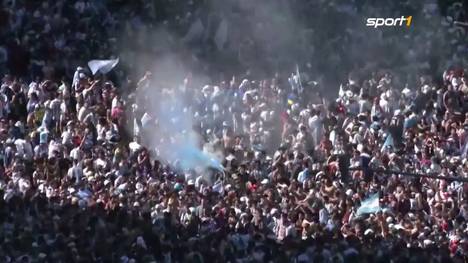 Die Argentinische Nationalmannschaft ist zurück in Buenos Aires. Schon in der Nacht wurde das Team von Hunderttausenden Fans empfangen. Am nächsten Morgen waren die Straßen dann komplett in Blau-Weiss getränkt.