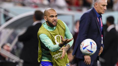 Dani Alves kommt vorerst nicht frei. Der wegen sexueller Nötigung angeklagte muss weiter in U-Haft bleiben. Die Fluchtgefahr sei zu groß.