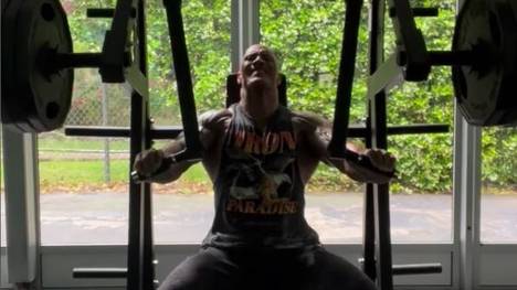 Dwayne "The Rock" Johnson ist bekannt für seine Muskeln und zeigt seinen Fans jetzt ein wahnsinniges Brust-Workout. 