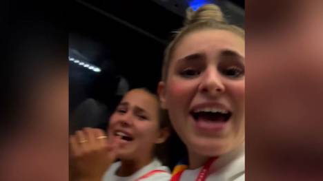 Die DFB-Frauen haben ihr Auftaktspiel spektakulär mit 6:0 gegen Marokko gewonnen. Im Teambus feiern sie ihren gelungenen Turnierauftakt mit einer Gesangseinlage.