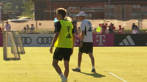 Der FC Bayern München bereitet sich am Tegernsee auf die neue Saison vor. Eine kuriose Szene ereignet sich hierbei, als Thomas Tuchel und Thomas Müller gleichzeitig coachen.
