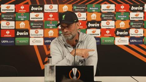 Bei der Pressekonferenz vor dem EL-Spiel gegen LASK sorgte Jürgen Klopp für Lacher. Die Fragen sollten zunächst nur Virgil van Dijk gestellt werden, dennoch stellte ein Journalist eine Frage an den Liverpool-Coach. 
