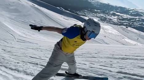 Ski-Freestyler Andri Ragettli weiht sein al-Nassr-Trikot von Cristiano Ronaldo mit dessen Jubel-Sprung auf den Skiern ein. Weltfußballer Cristiano Ronaldo reagiert mit einem Like unter dem Post auf Instagram. 