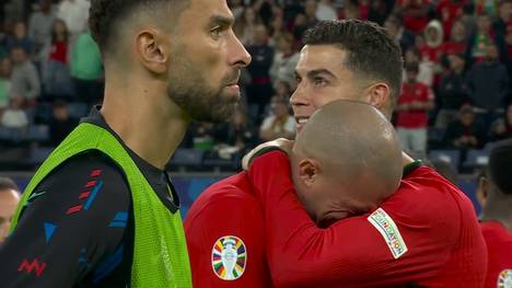 Portugal scheidet bei der UEFA EURO 2024 im Viertelfinale gegen Frankreich aus. Portugal-Star Pepe weint nach dem Spiel bittere Tränen und muss von Ronaldo getröstet werden. 