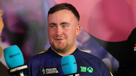 Luke Littler gewinnt bei der Darts WM 2025 gegen Ryan Meikle und bricht auf der Bühne in Tränen aus. Im Sport1-Interview erklärt er, wie es dazu kam.