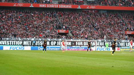Die Hass-Plakate gegen RB Leipzigs Sportdirektor Max Eberl während des Auswärtsspiels gegen den 1. FC Köln werden wohl Folgen haben.