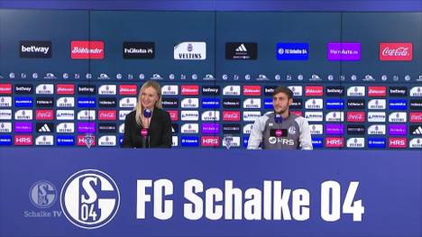 Auf der Pressekonferenz vor dem Spiel des FC Schalke 04 gegen Hertha BSC erscheint nur ein Reporter zur Pressekonferenz - und macht sich einen Spaß daraus.