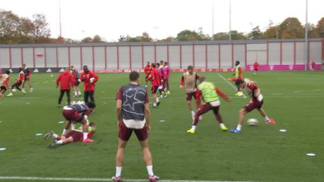 Vollgas im Bayern-Training. Ein bisschen was zu lachen, gab es für die Beteiligten aber trotzdem. Denn Abwehrspieler Kim traf Kollege Guerreiro mit dem Ball voll im Gesicht.