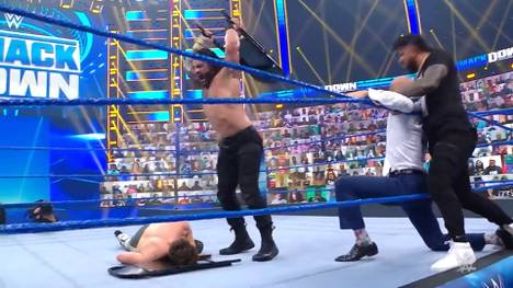 Daniel Bryan ist nach der Niederlage im Titelmatch gegen Roman Reigns von SmackDown "verbannt" - aber dem "Head of the Table" reicht das nicht: Er lässt eine brutale Stuhl-Attacke folgen.
