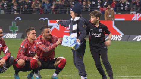 Nach dem Heimsieg gegen Bochum entwischen zwei kleine Eintracht-Fans Eltern und Ordnern und schaffen es zur Mannschaft. Mit einer wichtigen Botschaft lassen sich die beiden von den Fans feiern.