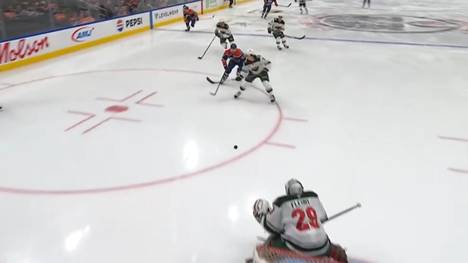 Leon Draisaitl hat in der Partie gegen die Minnesota Wild das wohl kurioseste Tor der NHL-Saison erzielt.