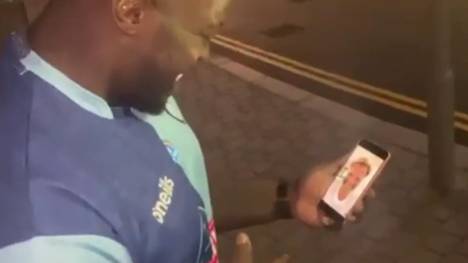 Adebayo Akinfenwa feiert den Aufstieg in die zweite englische Liga und spricht in einem denkwürdigen Interview über Jürgen Klopp. Der reagiert prompt mit einem Videoanruf.