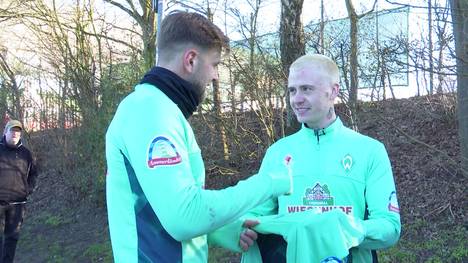 Youtuber Marvin Wildhage wollte unbedingt einmal mit den Profis von Werder Bremen mit trainieren. Für seine heimliche Aktion bereitete er sich optimal vor und an seinem Outfit konnte es nicht gelegen haben. 