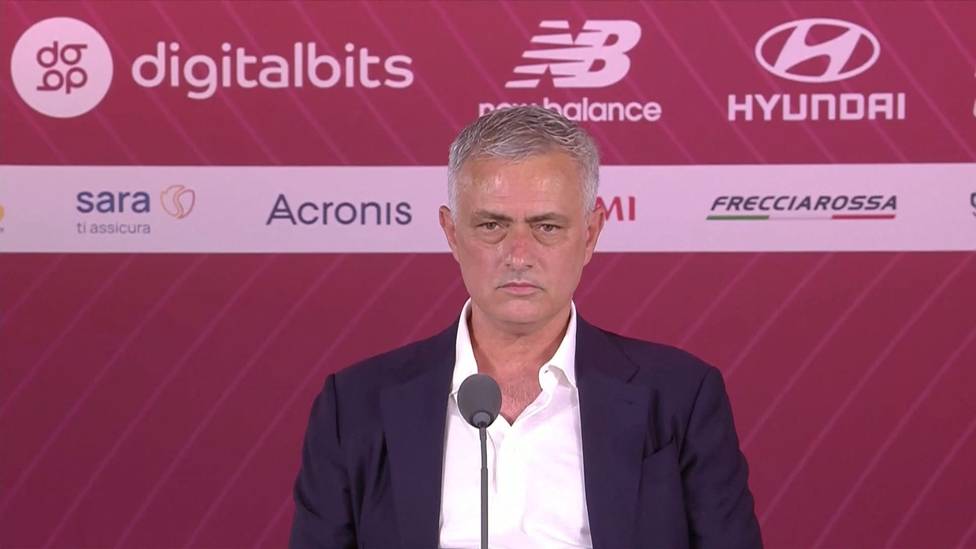 José Mourinho ist der neue Trainer der AS Rom. Bei seiner ersten Pressekonferenz lässt Mourinho mit seiner ganz eigenen Art auf sich aufhorchen.