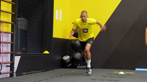 Die EM-Fahrer sind zurück im Training von Borussia Dortmund. Vorher steht allerdings die Leistungsdiagnostik an, bei der sich auch Neuzugang Waldemar Anton präsentiert.