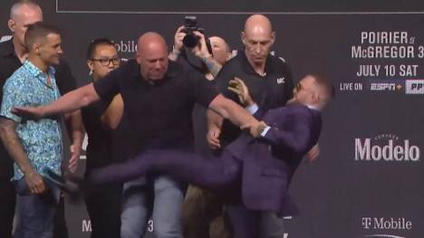 Auf der Pressekonferenz vor dem dritten Fight gegen Dustin Poirier war UFC-Superstar Conor McGregor extrem geladen. Er trat seinen Gegner erst und beleidigte ihn dann aufs Übelste.
