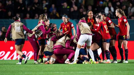 Spaniens Fußballerinnen greifen bei der Endrunde in Australien und Neuseeland nach ihrem ersten WM-Titel. Die Furia Roja bezwang Schweden mit 2:1.