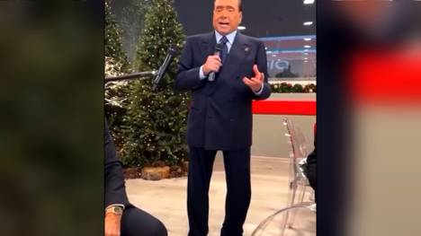 Italiens früherer Ministerpräsident Silvio Berlusconi hat mit diesem Video und Kommentar bei der Weihnachtsfeier seines Fußballclubs AC Monza für Aufsehen gesorgt.