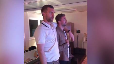ZDF-Experten Per Mertesacker und Christoph Kramer zeigen in diesem Video, dass sich an ihrer Liebe zum Fußball und der Nationalmannschaft nichts geändert hat und singen Arm in Arm die Hymne mit.