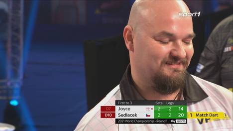 Karel Sedlacek steht bei der Darts-WM mit einem Bein in der nächsten Runde. Bei seinen Matchdarts bekommt der Tscheche dann aber das Zittern. 