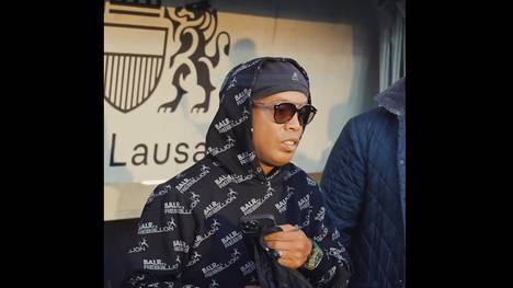 Der Weltmeister Ronaldinho wird Botschafter einer Uhren-Firma. Zu Feier dieser Partnerschaft kommt es zu einem Shooting im Stadion de la Tuilière des FC Lausanne.