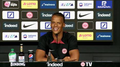 Timothy Chandler von Eintracht Frankfurt sorgt auf Pressekonferenz nach einer Frage von einem Reporter für einen Lacher.