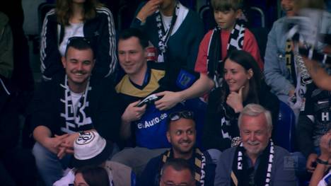 Es ist kein versöhnlicher Saisonausklang: Am letzten Spieltag der Zweitliga-Saison ergehen sich die Schalke-Fans in maximaler Häme für ihre Mannschaft. 