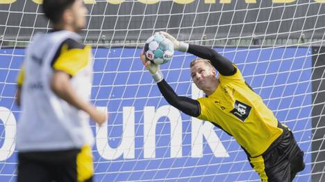 Borussia Dortmund hat am Donnerstag seine nächste Trainingseinheit absolviert. Torwart Luca Unbehaun fehlt dabei aus ungewöhnlichem Grund.