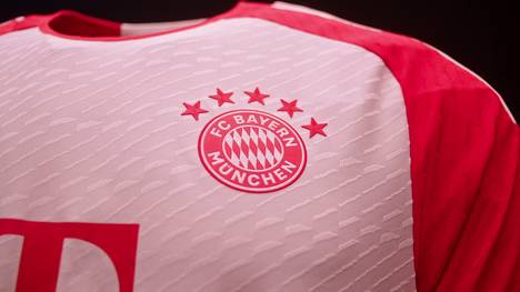 Der FC Bayern spielt gegen RB Leipzig zum ersten Mal im neuen Heimtrikot für die Saison 2023/24. Ein besonderes Detail dürfte die Fans des FC Bayern freuen.