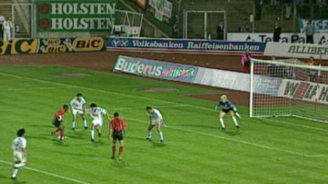 31. August 1993: Frankfurts "Jay-Jay" Okocha fordert KSC-Keeper Oliver Kahn zum Tanz auf und erzielt einen einzigartigen Treffer in Slalom-Manier.