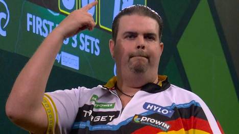 Gabriel Clemens gelingt in seinem Auftaktspiel bei der Darts-WM ein seltenes Kunststück. Im Match gegen Alex Spellman checkt er die 170 Punkte mit drei Darts.