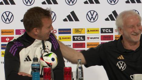 Auf der Pressekonferenz verraten Julian Nagelsmann und Rudi Völler, wie ihre erste Nacht im neuen Quartier des DFB war. 