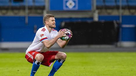 Beim Hamburger SV grüßt mal wieder das Murmeltier: Gegen den KSC patzt der ehemalige Bundesliga-Dino erneut und muss einmal mehr um den Aufstieg zittern. Vergeigt es der HSV schon wieder?