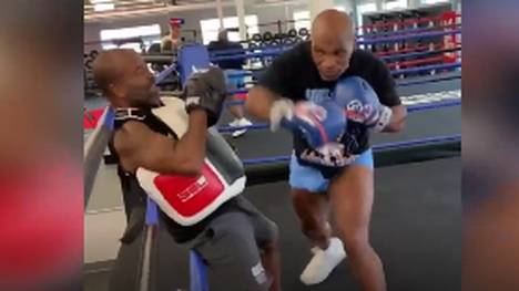 Mike Tyson ist vor seinem Comeback weiter on fire. Nun postet sein Trainer auf Instagram ein Video wie Tyson ihn mit einem Fäustehagel in die Seile haut.