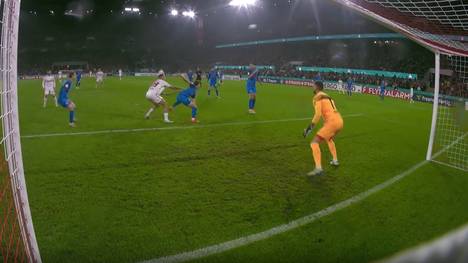 Der 1. FC Köln empfängt in der zweiten Runde des DFB-Pokals den Bundesligisten Holstein Kiel. Vor dem Führungstreffer der Kölner kommt es zu einer strittigen Szene.