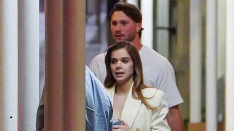 Hollywood und Sportwelt vereint. Gerüchten zufolge sind Schauspielerin Hailee Steinfeld und NFL-Superstar Josh Allen schwer verliebt.