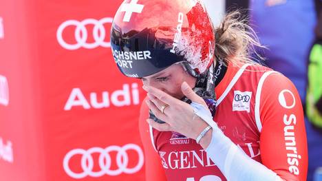 Mit über 100 km/h flog Corinne Suter bei der ersten Abfahrt in Cortina von der Piste ab, glücklicherweise verletzte sich die Schweizerin dabei nur leicht.