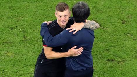 11 Jahre lang spielte Toni Kroos für Deutschland. Während er für Jogi Löw immer unverzichtbar war, sah er sich bei Fans und Medien immer wieder mit Kritik konfrontiert.