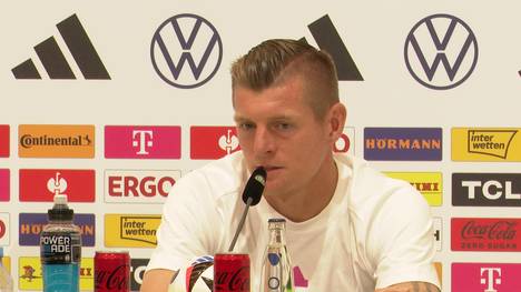 Auf einer Pressekonferenz der deutschen Fußballnationalmannschaft spricht Nationalspieler Toni Kroos über sein Verhältnis zu Ilkay Gündogan.