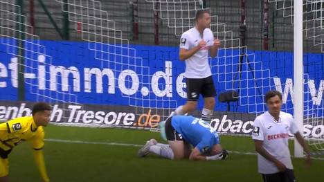 Verl-Keeper Luca Unbehaun verletzte sich nach einem Zusammenprall. Da der Sportclub bereits fünf Mal gewechselt hatte, musste Stürmer Hendrik Mittelstädt ins Tor und wurde zum tragischen Helden.