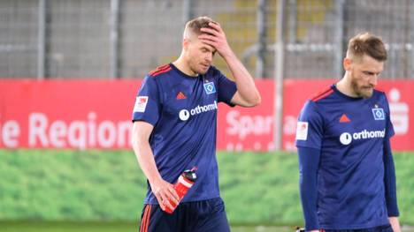Der Hamburger SV zittert um den Aufstieg in die erste Liga. Nationalspieler Toni Kroos wundert sich über die jüngste Niederlage gegen Sandhausen.