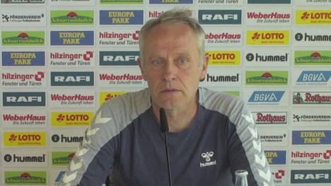 Christian Streich verlängert beim SC Freiburg seinen Vertrag. Der Trainer der Freiburger ist nach der Verlängerung sehr emotional und hat Tränen in den Augen.