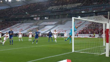 Der VfB Stuttgart unterliegt der TSG Hoffenheim im eigenen Stadion und kassiert den ersten Dämpfer der Saison. Das Fehlen von Serhou Guirassy macht sich bemerkbar.