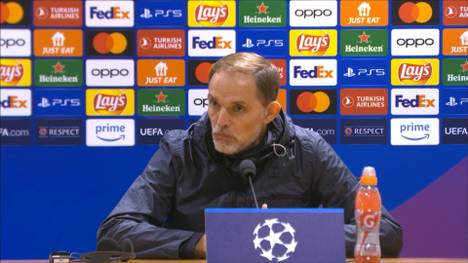 Auf der Pressekonferenz nach der 0:1-Niederlage gegen Lazio Rom wird Bayern-Trainer Thomas Tuchel mehrfach danach gefragt, ob er seinen Job in Gefahr sehe. Der Pressesprecher interveniert.